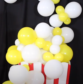 Ballonmodellage einer Popcorntüte zur Geschäftsdekoration.