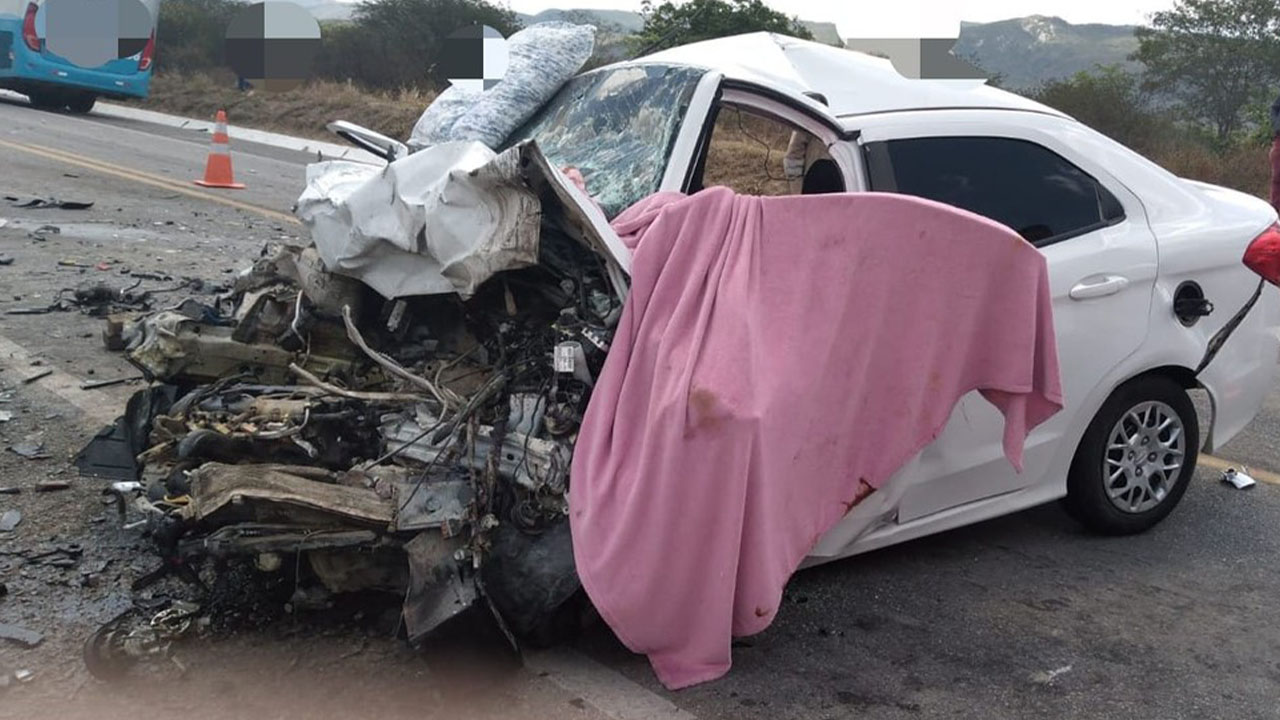 Colisão entre carros deixa 6 mortos e 2 feridos na BR-232, em Pesqueira