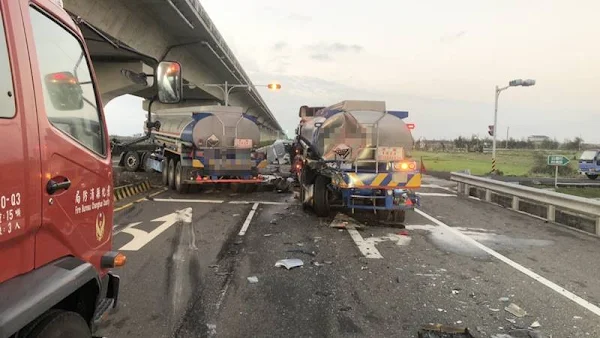 ▲彰化縣大城鄉台17線與村南路口南下平面道路，發生2輛化學槽車追撞車禍釀1傷送醫，車禍發生原因由芳苑警分局調查釐清。（圖／記者林明佑翻攝）