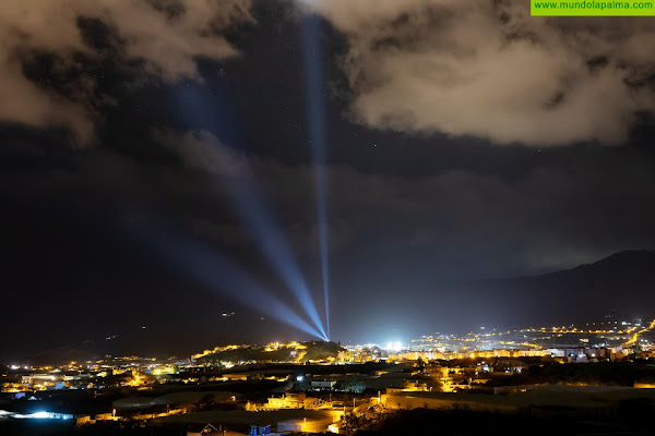 El Ayuntamiento de Los Llanos iluminó las calles desde el respeto a los afectados por el volcán