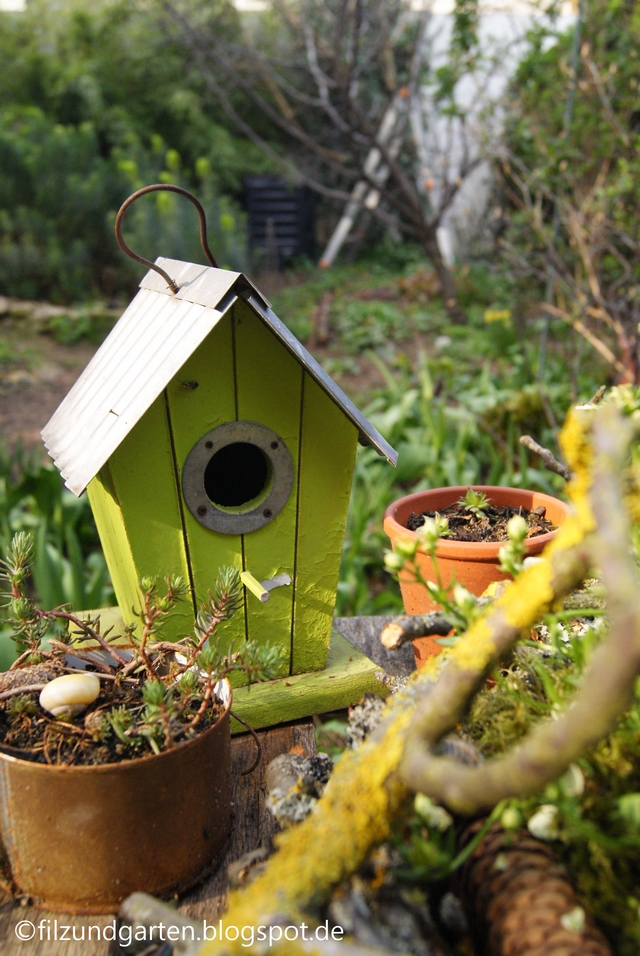 Gartendeko mit Vogelhäuschen