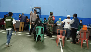 ANGGOTA POLSEK PANGALENGAN MONITOR GERAI VAKSINASI 