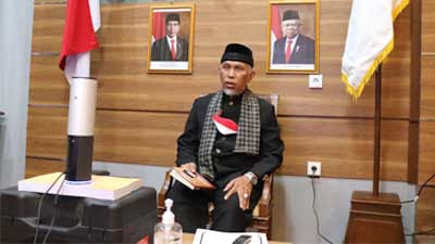 Mahyeldi saat memberikan sambutan bedah buku in memorial Samik Ibrahim