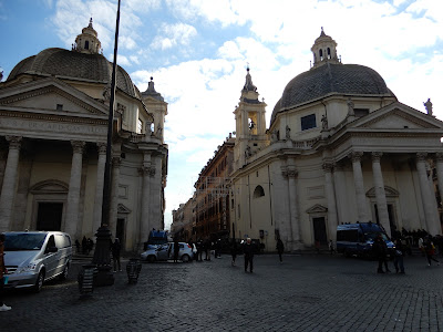 ポポロ広場前の双子教会