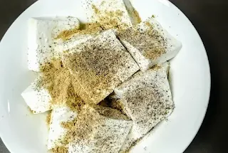 Pieces of paneer with pepper powder and chat masala