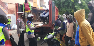 Jumat Berkah, Sat Lantas Polres Pinrang Berbagi Makanan dan Masker Kepada Pekerja Kebersihan