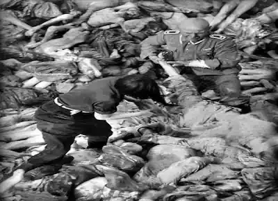 جنود ألمان يتخلصون من جثث ضحايا معسكرات التعذيب في الحرب العالمية الثانية