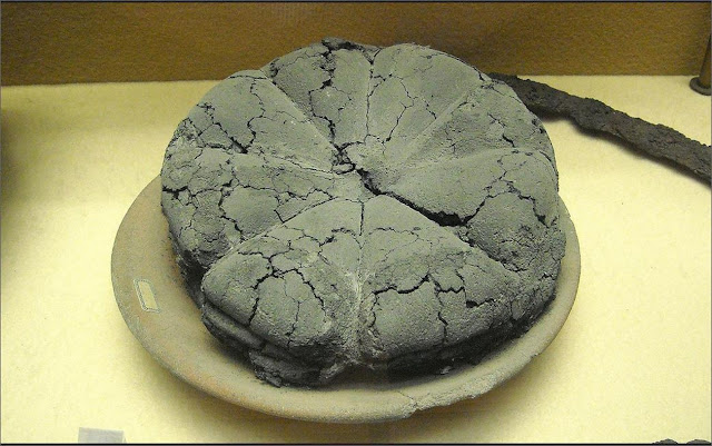 Обуглившаяся буханка римского хлеба из Помпей