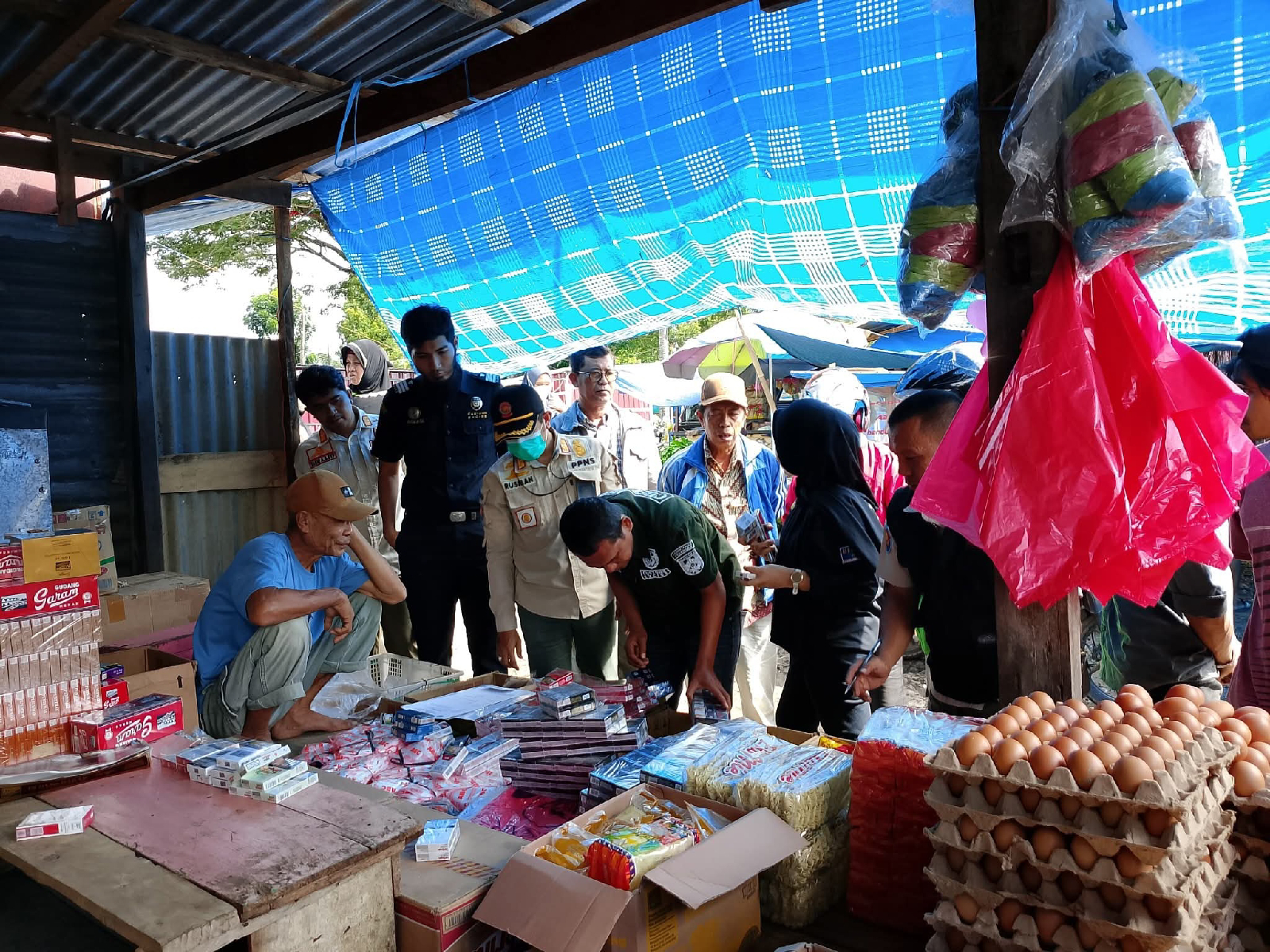 Ratusan Bungkus Rokok Ilegal Diamankan di Pasar Mannanti Sinjai