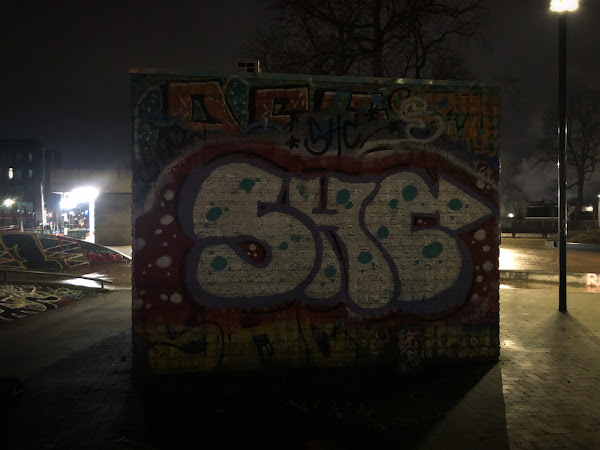 Graffiti station Doetinchem, gefotografeerd bij avond
