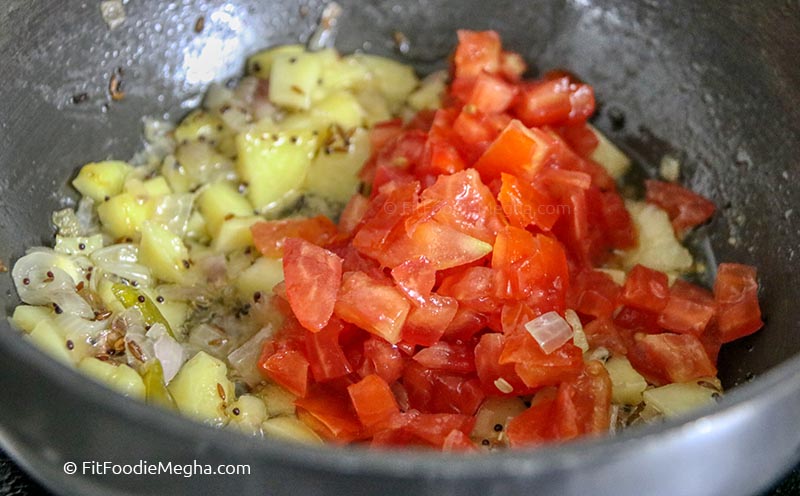 Add Tomatoes to Vermicelli Upma