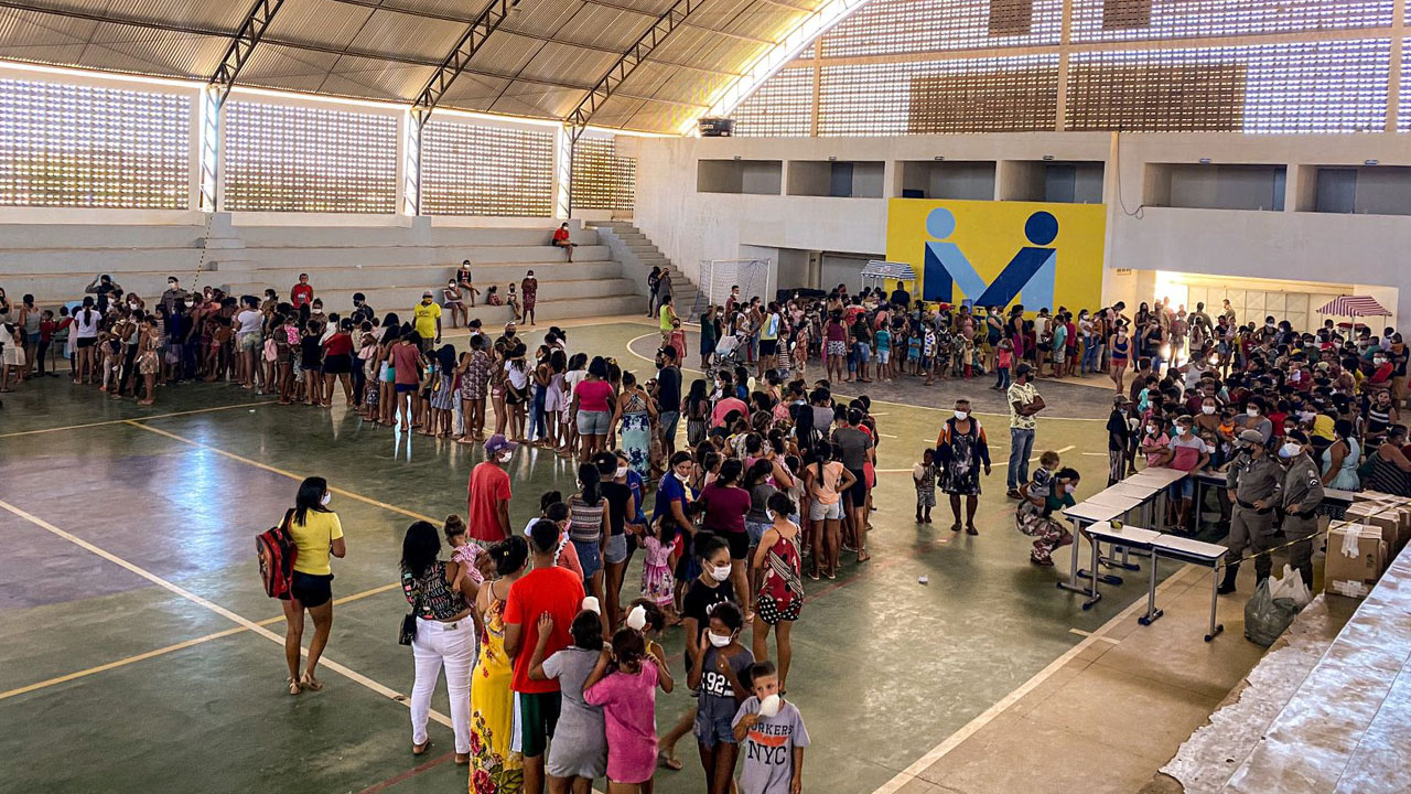 PM realiza operação 'Criança Feliz' e entrega brinquedos e doces em Monteiro