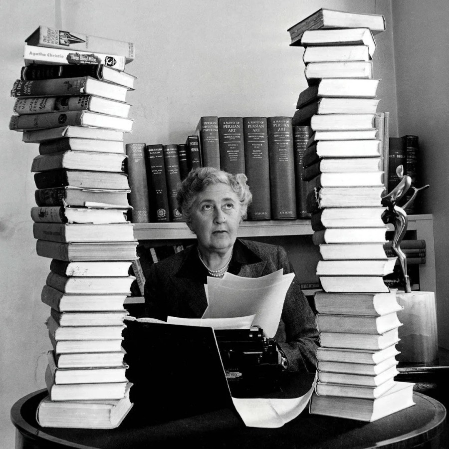 Agatha Christie i stosy książek