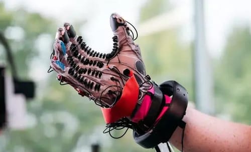 Meta develops touch gloves for virtual reality