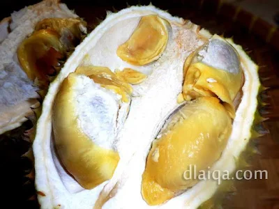 durian pilihan Mbak Mila memang te-o-pe be-ge-te (top banget)