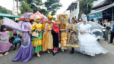 Busana Daur Ulang Pukau Penonton Festival Muaro Padang 