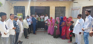 नगर पालिका के कचरा वाहन चालकों ने 24 घंटे में नौकरी पर वापस नहीं लेने पर परिवार सहित भूख हड़ताल पर बैठने की दी चेतावनी।
