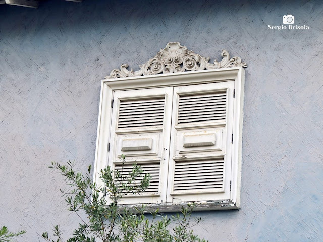 Close-up de uma antiga janela de madeira de uma casa da Bela Vista
