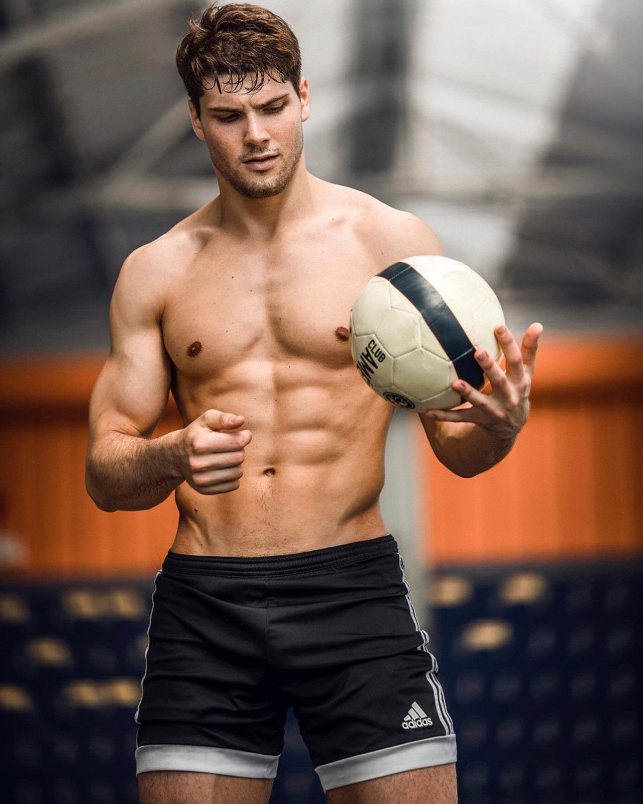hot-shirtless-football-player
