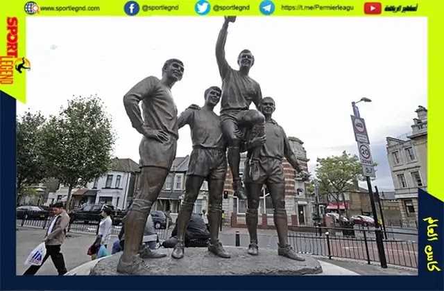 تمثال كأس العالم 1966 يظهر بوبي مور مع كأس العالم، على أكتاف جيف هيرست وراي ويلسون ، مع مارتن بيترز
