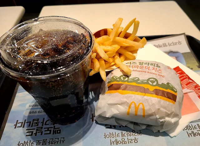 맥도날드 치즈 할라피뇨 쿼터파운더 치즈버거 먹어본 후기 (1)