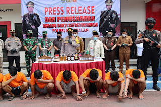 Polres Bangkalan Rilis 172 Tersangka Narkoba, Musnahkan Ratusan Miras dan Sabu