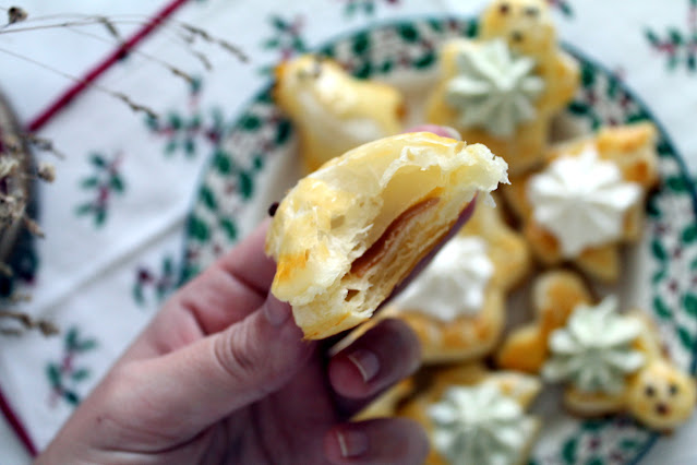 Aperitivos de hojaldre rellenos de jamón y queso