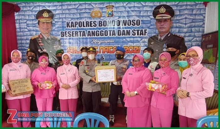 Berikan Support, Ketua Bhayangkari Cabang Bondowoso Berikan Bingkisan pada Petugas Pos Pengamanan Natal dan Tahun Baru