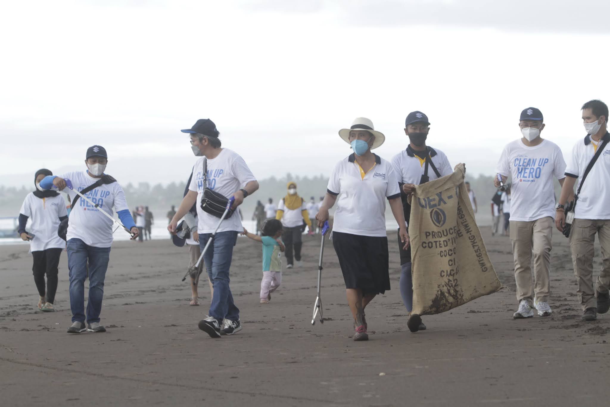 Susi Pudjiastuti Melepas Puluhan Anak Belangkas dan Bersih-Bersiih Pantai Pangandaran