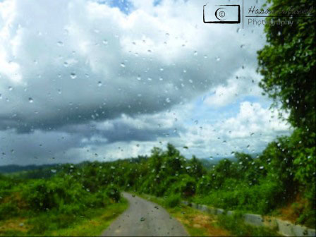 পাহাড়ি রাস্তায় বৃষ্টি শুরুর জানান দেয়া