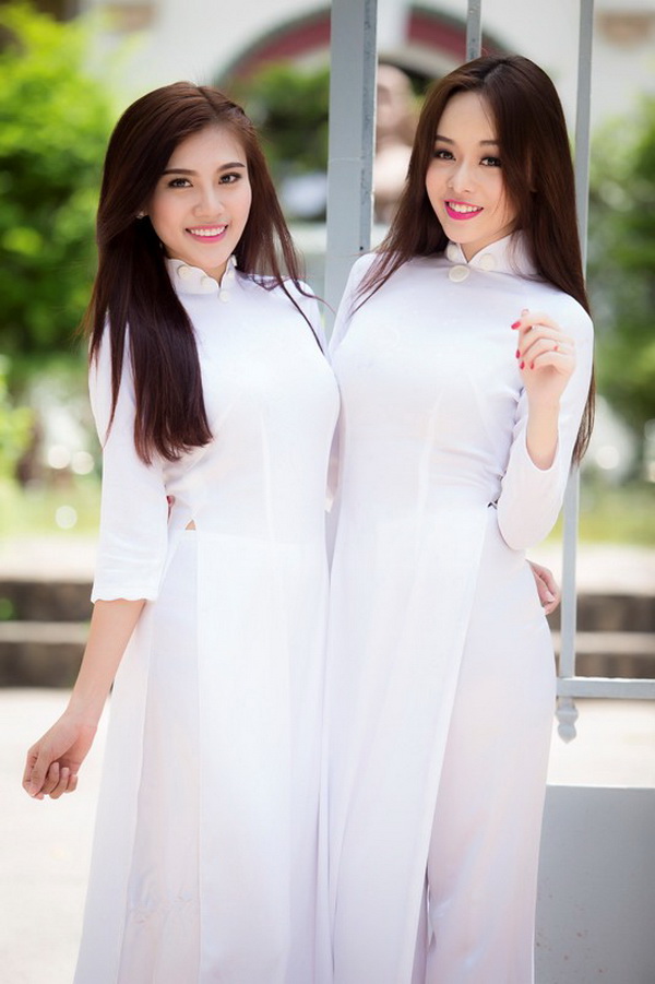 Hai thiếu nữ áo dài trắng