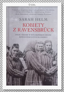 Okładka książki "Kobiety z Ravensbrueck" Sarah Helm oprawiona w pasiastą ramkę, na górze logo "Czytam duszkiem"