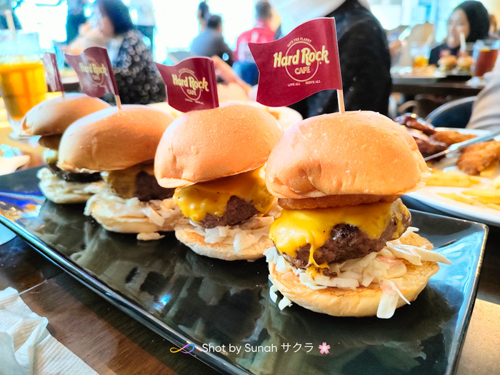 Lunch Sambil Tengok Live Band di Hard Rock Cafe Puteri Harbour