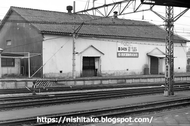 所沢駅東側の西武運輸の倉庫。　1981.12.31