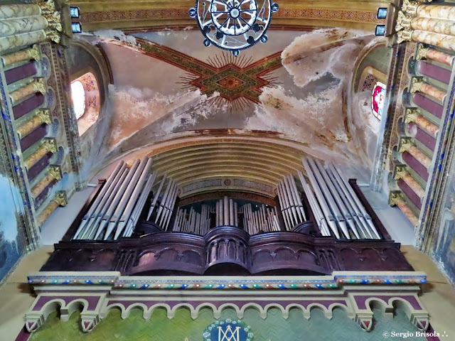 Perspectiva inferior e close-up do órgão de tubos da Paróquia Nossa Senhora da Consolação - Consolação