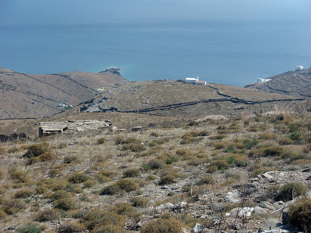 Ο λόφος με το ξωκλήσι του Αϊ-Γιάννη πάνω από το Σιμουσί