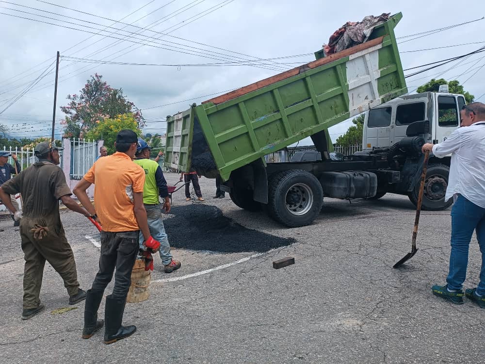 Inició plan de asfaltado en municipio Caracciolo Parra y Olmedo