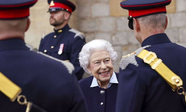 Queen Elizabeth wore a navy jacket over a blue shirt and a tweed skirt, accesorising with the Canadian diamond maple leaf brooch