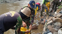 Sasar Rumput Liar dan Sampah, Satgas Sektor 22 Sub 04 Pada Pembersihan Sungai Cikapundung