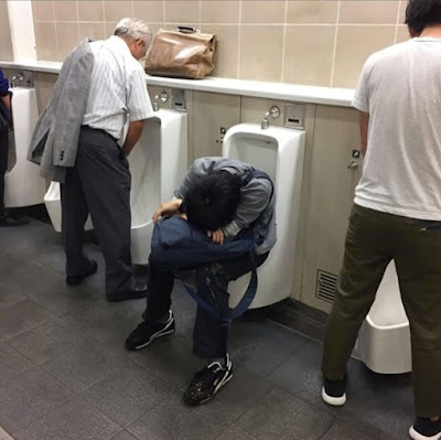 schlafender Azubi - Fauler Mann schläft auf Toilette am Arbeitsplatz