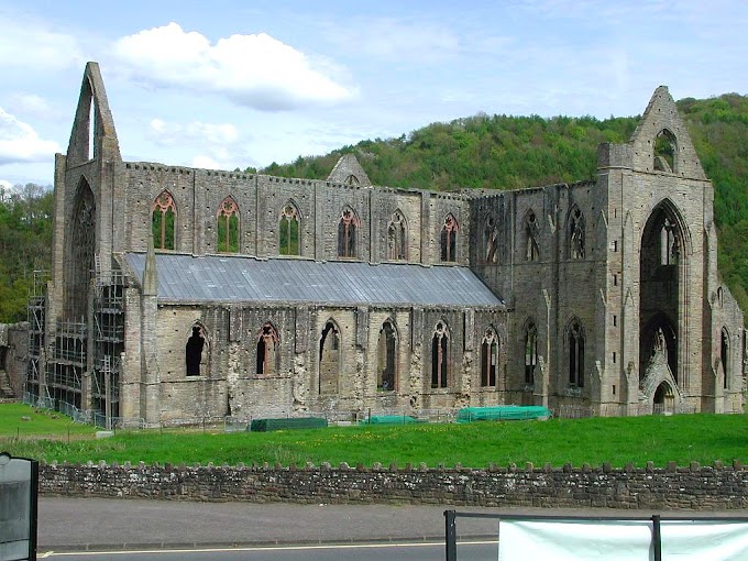 Wordsworth's Gradual Development of Attitude Towards Nature in "Tintern Abbey"