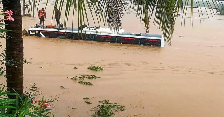ആന്ധ്രാപ്രദേശില്‍ പ്രളയക്കെടുതിയില്‍ മരണം 21 ആയി, നൂറിലേറെ പേര്‍ ഒഴുകിപ്പോയി | In Andhra Pradesh, the death toll from floods has risen to 21, with more than 100 people stranded
