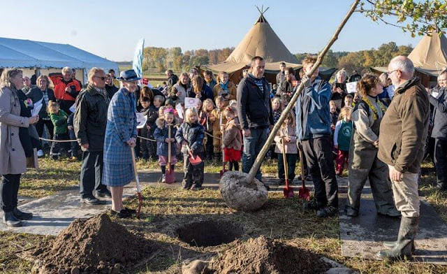The trees were planted on the occasion of Børneringen's 80th anniversary. Blue print skirt suit