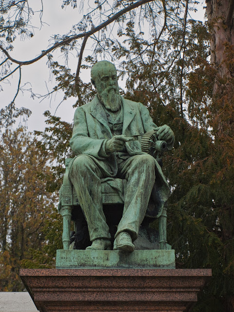 jiemve, Paris,cimetière, Père Lachaise, statue, Zenobe Gramme, inventeur, dynamo industrielle