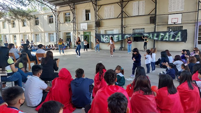 Estudiantina en el Colegio Modelo 