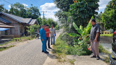 Kades Siabu Tarmo.S.Pd, Dampingi Survei Pembangunan Turap Badan Jalan Dari Dinas PUPR 