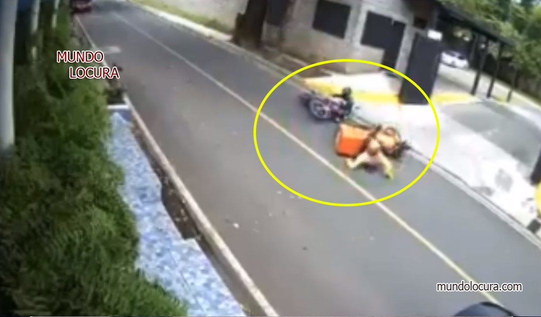 El Salvador: Captan el momento en que chocan dos motos en la colonia Santa Marta de Sonsonate