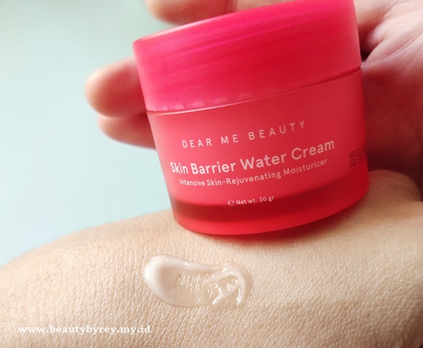 Tekstur dari Dear Me Beauty skin barrier water cream