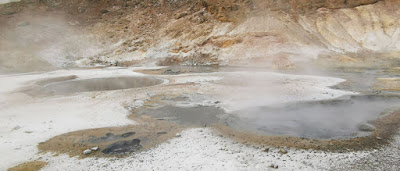 El área geotermal de Seltún tiene dos nombres, Seltúnshverir o aguas termales de Seltún y Krýsuvíkurhverir.