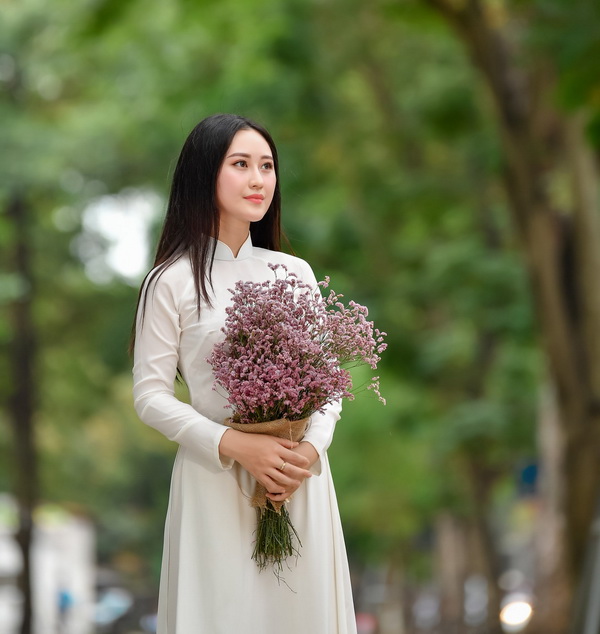 Thiếu nữ áo dài trắng cầm hoa